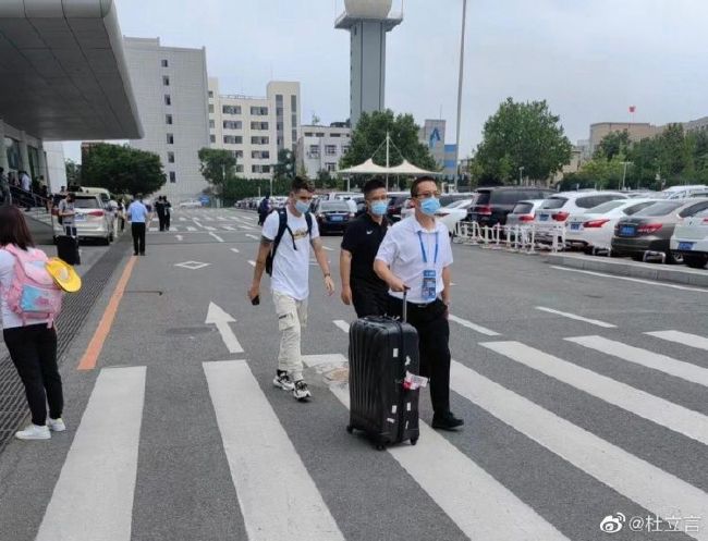 第13分钟，拉菲尼亚在禁区前沿的射门偏出。